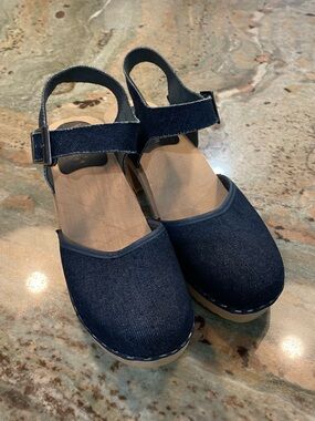 CAPE CLOGS **like new** denim and wood clogs - Made In Sweden - size 7